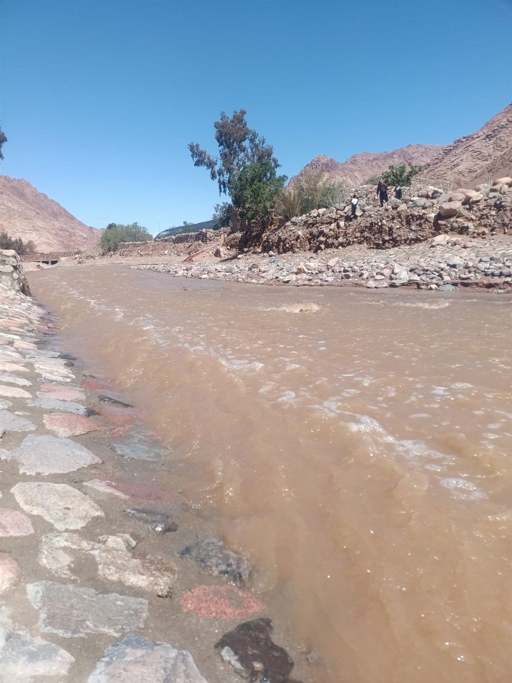 رفع آثار السيول وفتح الطرق بسانت كاترين 