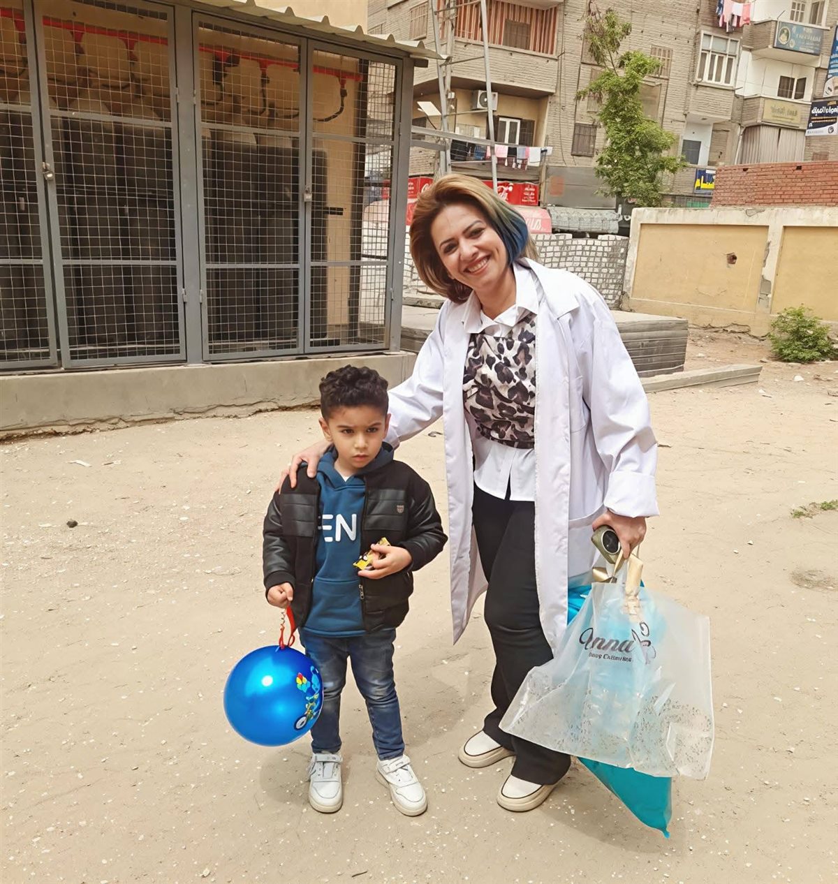 توزيع الهدايا والورود بمستشفى طهطا العام