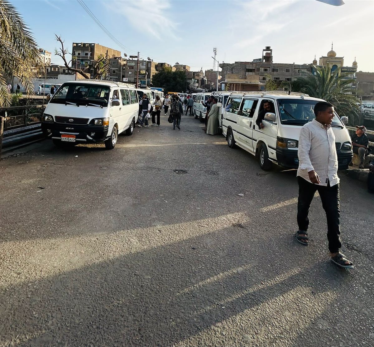 رفع الإشغالات بمزلقان سيدي عبدالرحيم القنائي&nbsp;