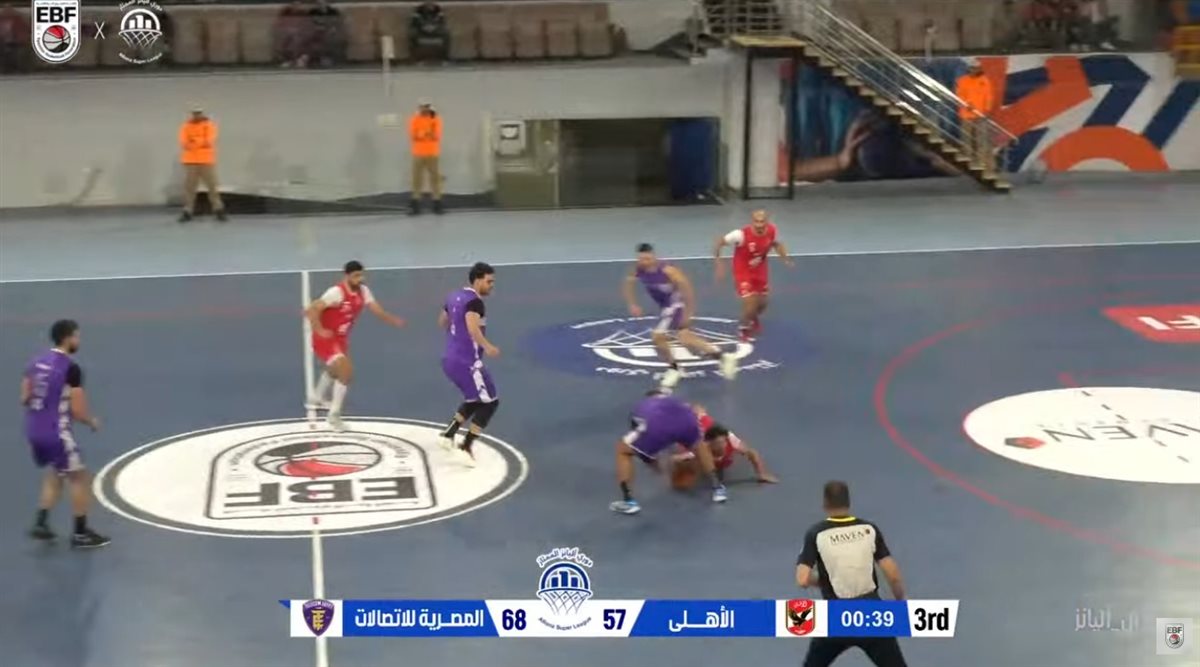 <strong>لحظة انفعال لينوس جافريل واستبعاده من مباراة الأهلي والاتصالات</strong>