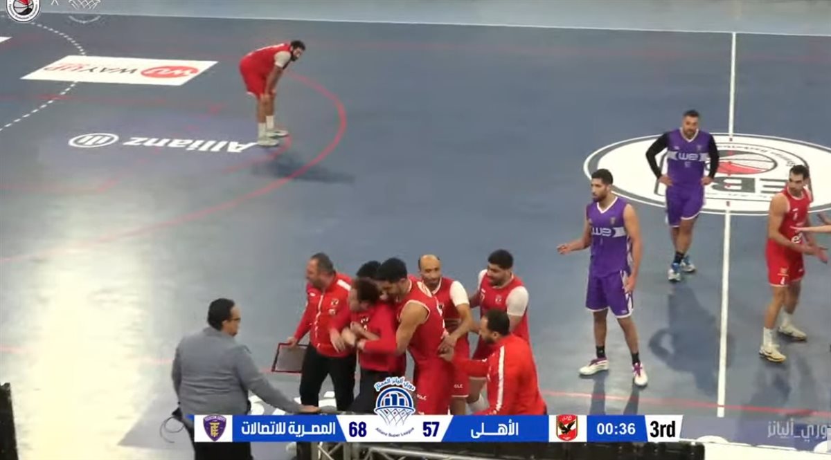 <strong>لحظة انفعال لينوس جافريل واستبعاده من مباراة الأهلي والاتصالات</strong>