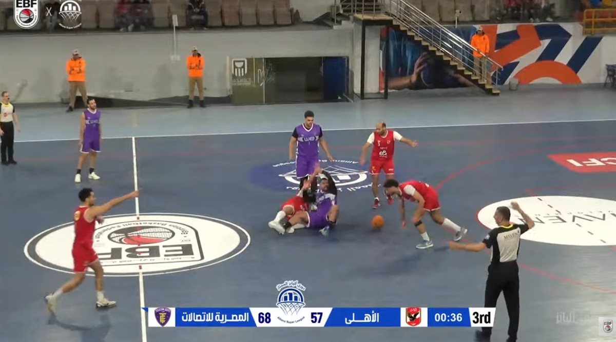 <strong>لحظة انفعال لينوس جافريل واستبعاده من مباراة الأهلي والاتصالات</strong>