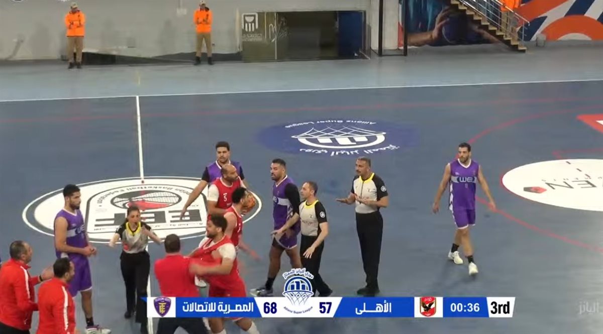 <strong>لحظة انفعال لينوس جافريل واستبعاده من مباراة الأهلي والاتصالات</strong>