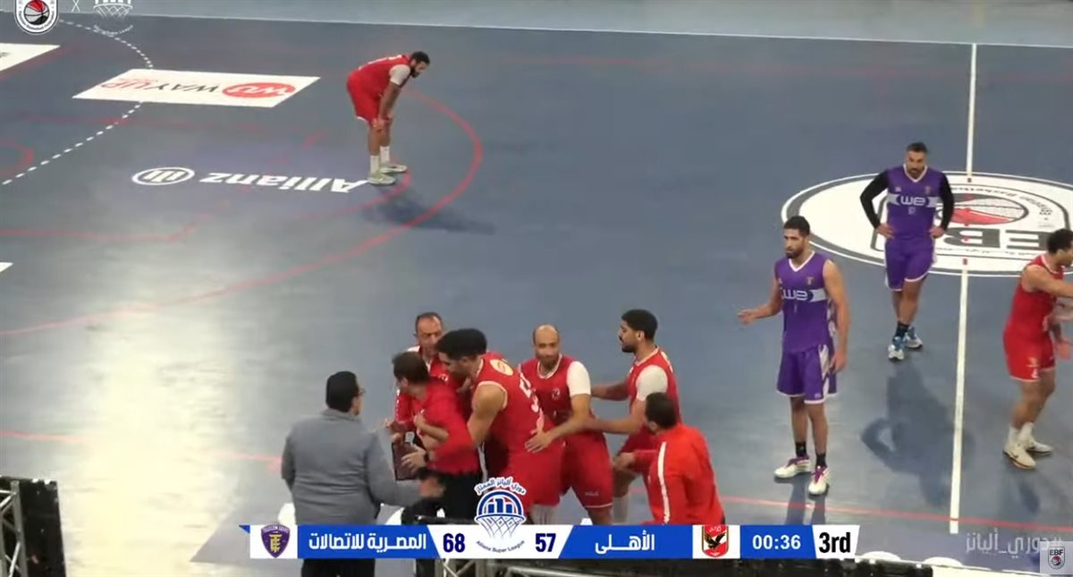 <strong>لحظة انفعال لينوس جافريل واستبعاده من مباراة الأهلي والاتصالات</strong>