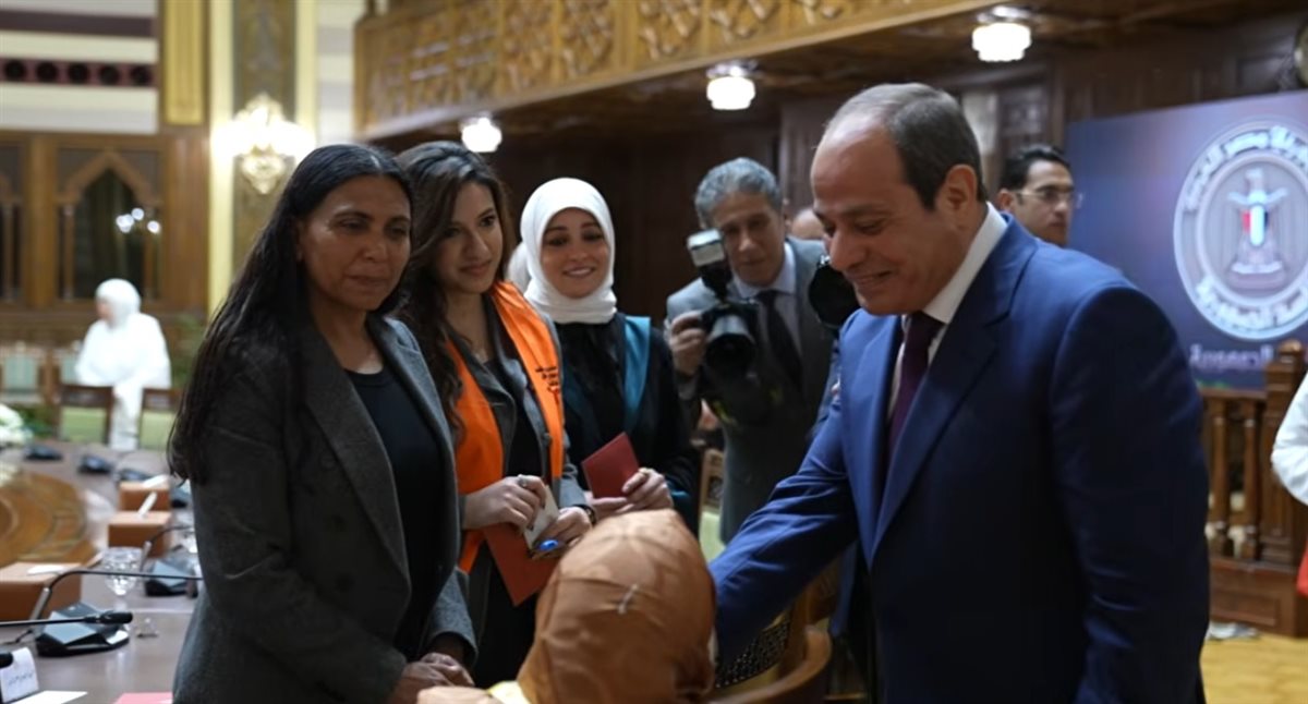 لقاء الرئسي السيسي بالأم المثالية عن محافظة البحيرة