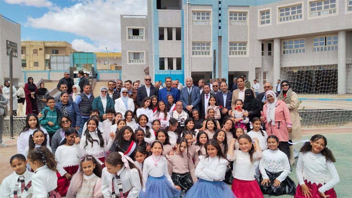 محافظ البحر الاحمر يتفقد عدد من مدارس رأس غارب 