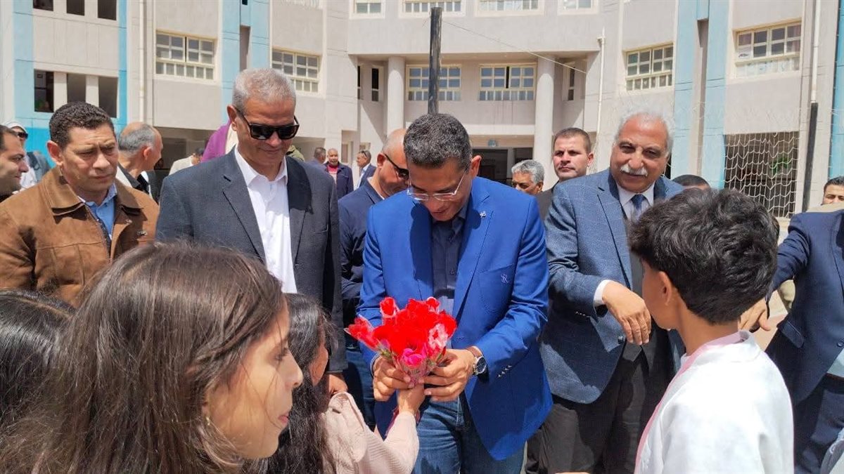 محافظ البحر الاحمر يتفقد عدد من مدارس رأس غارب 