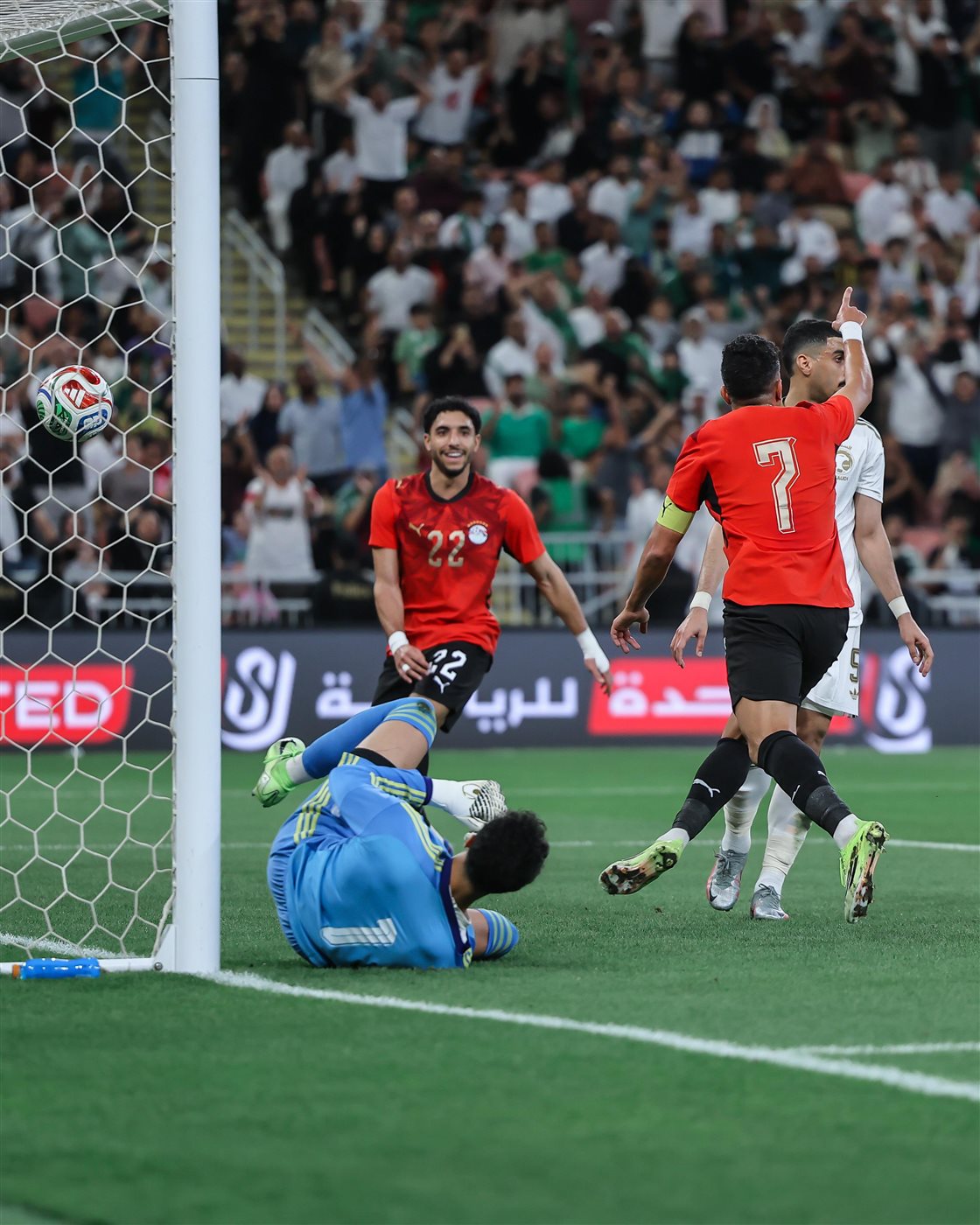 <strong>احتفال تريزيجيه لاعب منتخب مصر بهدفه في شباك منتخب السعودية 2-0</strong>