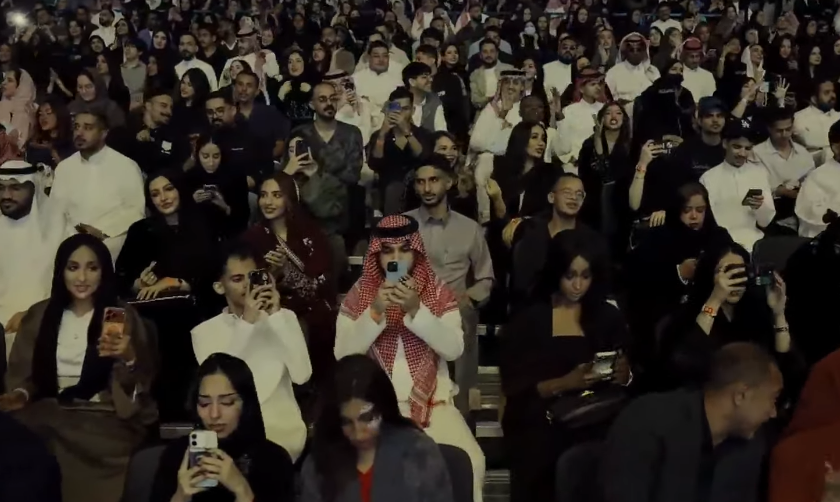 أنغام شعل أجواء حفلها بجدة بحضور جماهيري كامل العدد