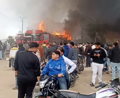 حريق سيارة داخل شركة شحن بكرداسة