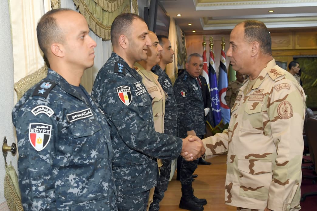 &nbsp;وزير الدفاع والإنتاج الحربى يلتقى عددًا من مقاتلى الأفرع الرئيسية