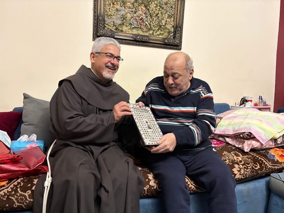 لقطات من زيارة الأب بطرس دانيال للفنان ضياء الميرغني ويهديه لوحة بـ أسماء الله الحُسنى