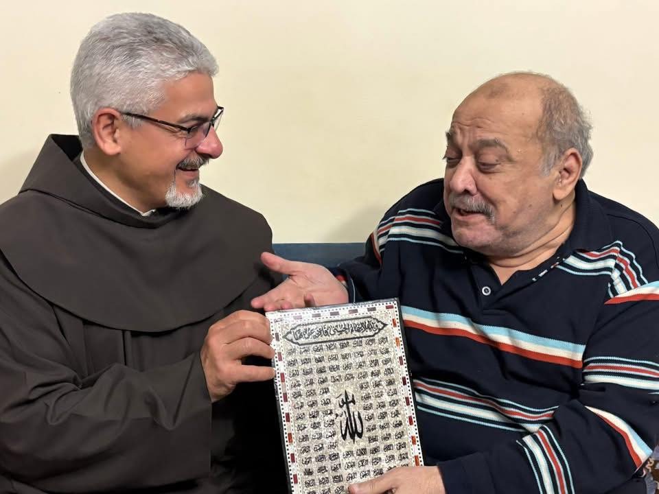 لقطات من زيارة الأب بطرس دانيال للفنان ضياء الميرغني ويهديه لوحة بـ أسماء الله الحُسنى