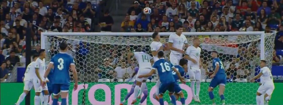 تسديدة&nbsp; أمير العماري لاعب منتخب العراق التي ارتطمت بـ عارضة مرمى منتخب بوليفيا