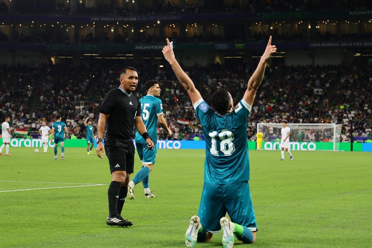 احتفال أيمن حسين بـ هدفه في شباك منتخب بوليفيا في نهائي الملحق العالمي المؤهل إلى كأس العالم 2025