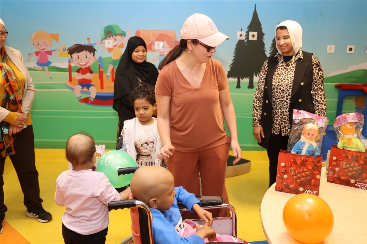 النجمة ريهام عبد الغفور توزع الهدايا على مرضي السرطان&nbsp;