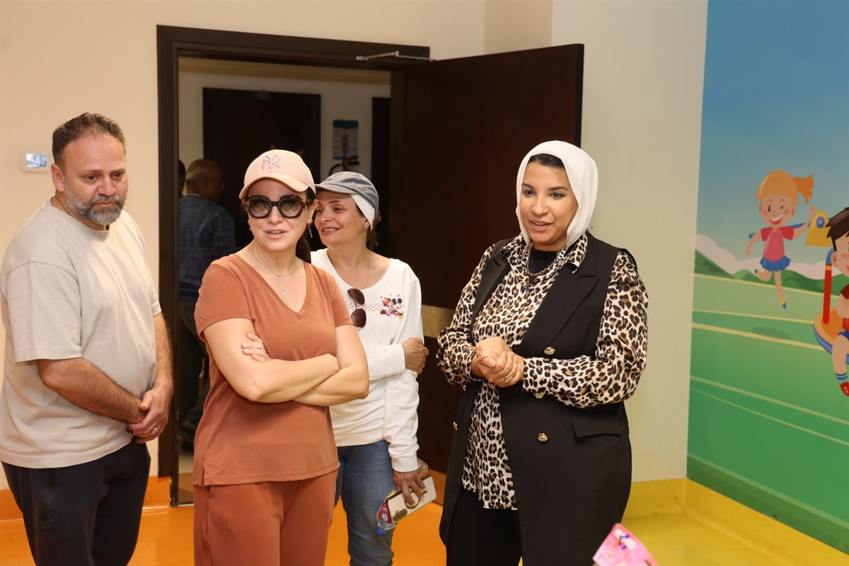 النجمة ريهام عبد الغفور توزع الهدايا على مرضي السرطان&nbsp;
