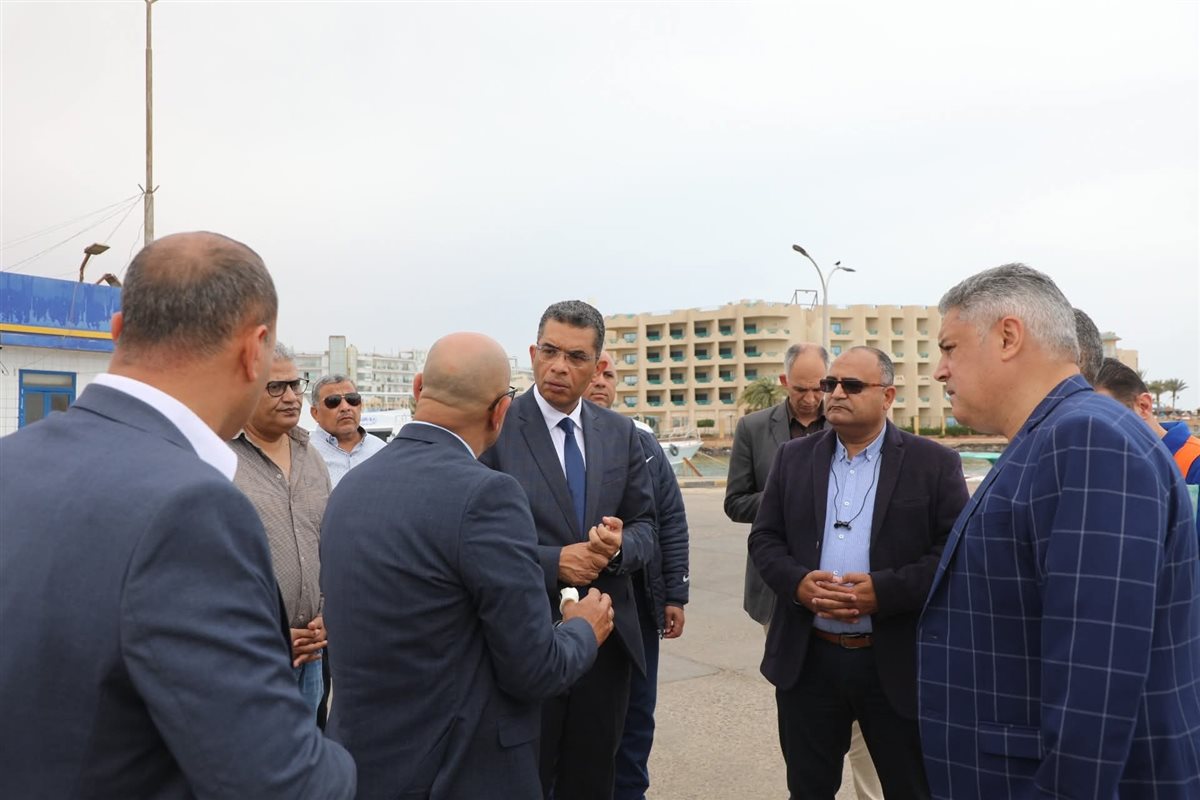 محافظ البحر الاحمر يتفقد لانش الإسعاف البحري