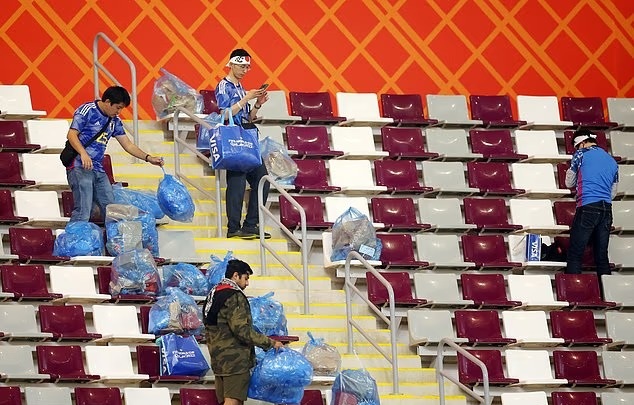 جماهير اليابان تنظف المدرجات