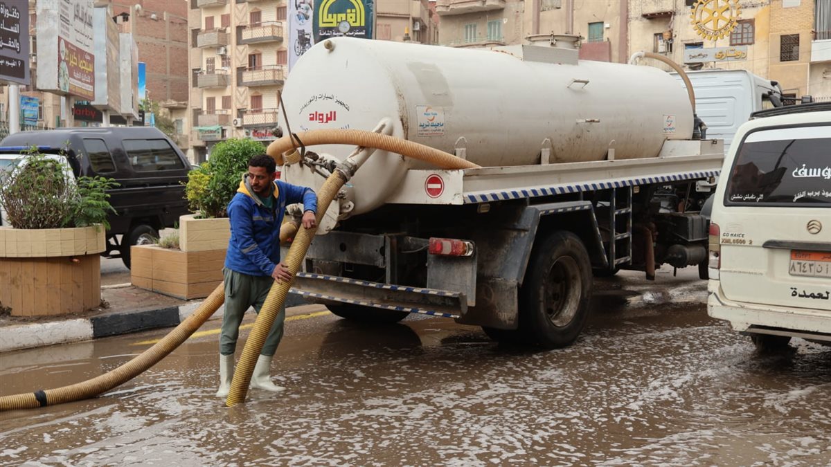 أعمال سحب وشفط تجمعات الأمطار