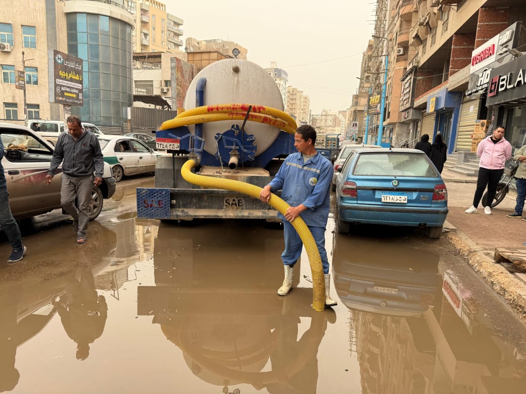 نائب محافظ الفيوم يتابع أعمال سحب مياه الأمطار بعدد من الشوارع والأحياء