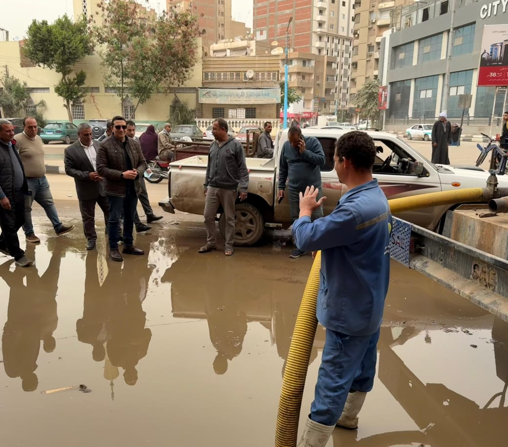 نائب محافظ الفيوم يتابع أعمال سحب مياه الأمطار بعدد من الشوارع والأحياء