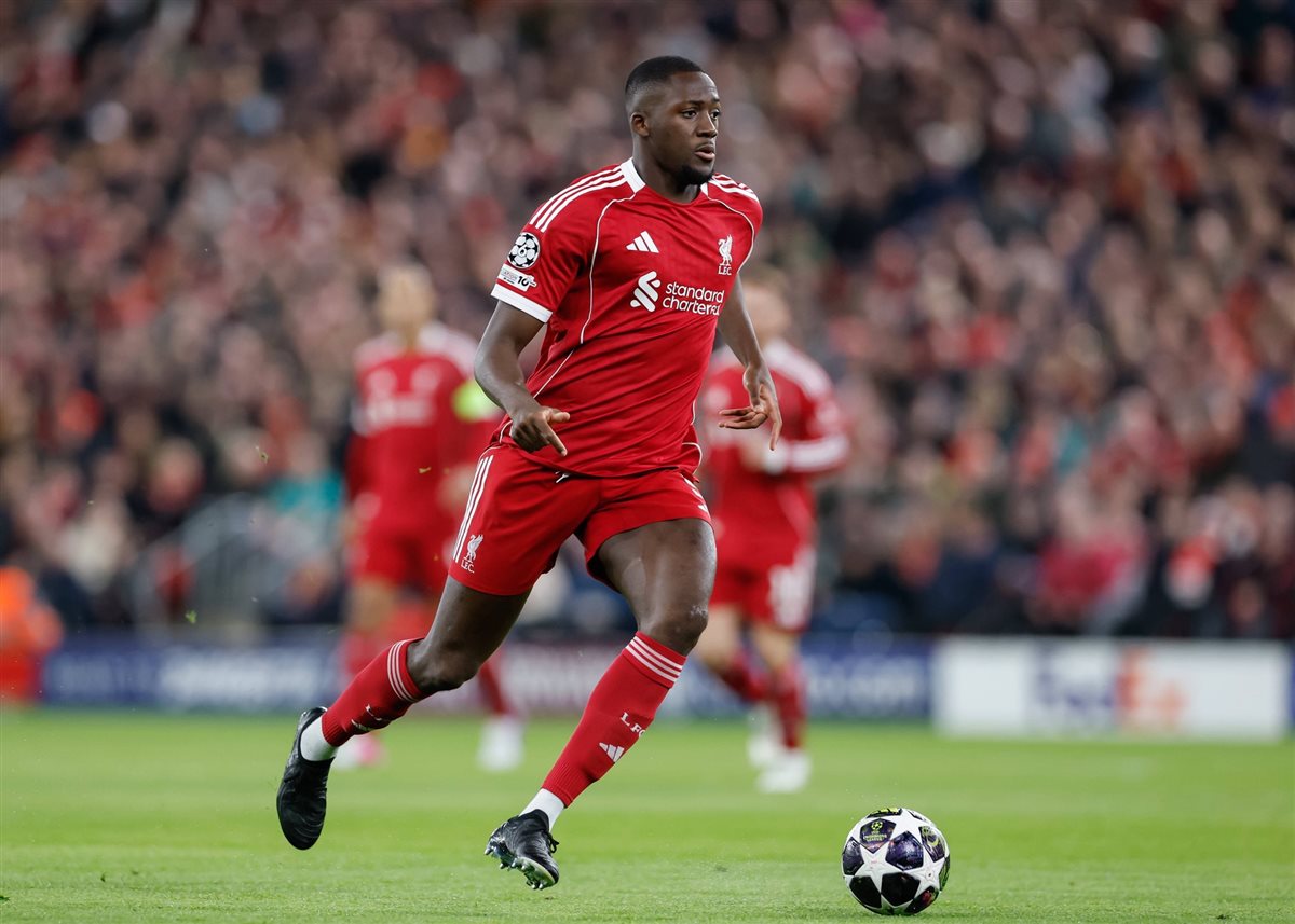 المدافع الفرنسي إبراهيما كوناتي لاعب فريق ليفربول الإنجليزي