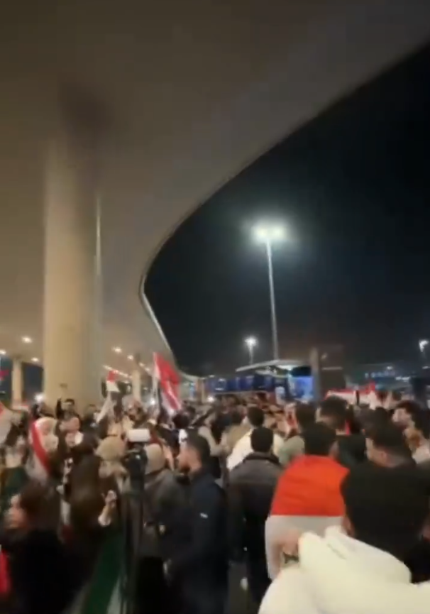 الجماهير الأردنية والعراقية ترحب ببعثة منتخب العراق احتفالًا بتأهله لكأس العالم 2026