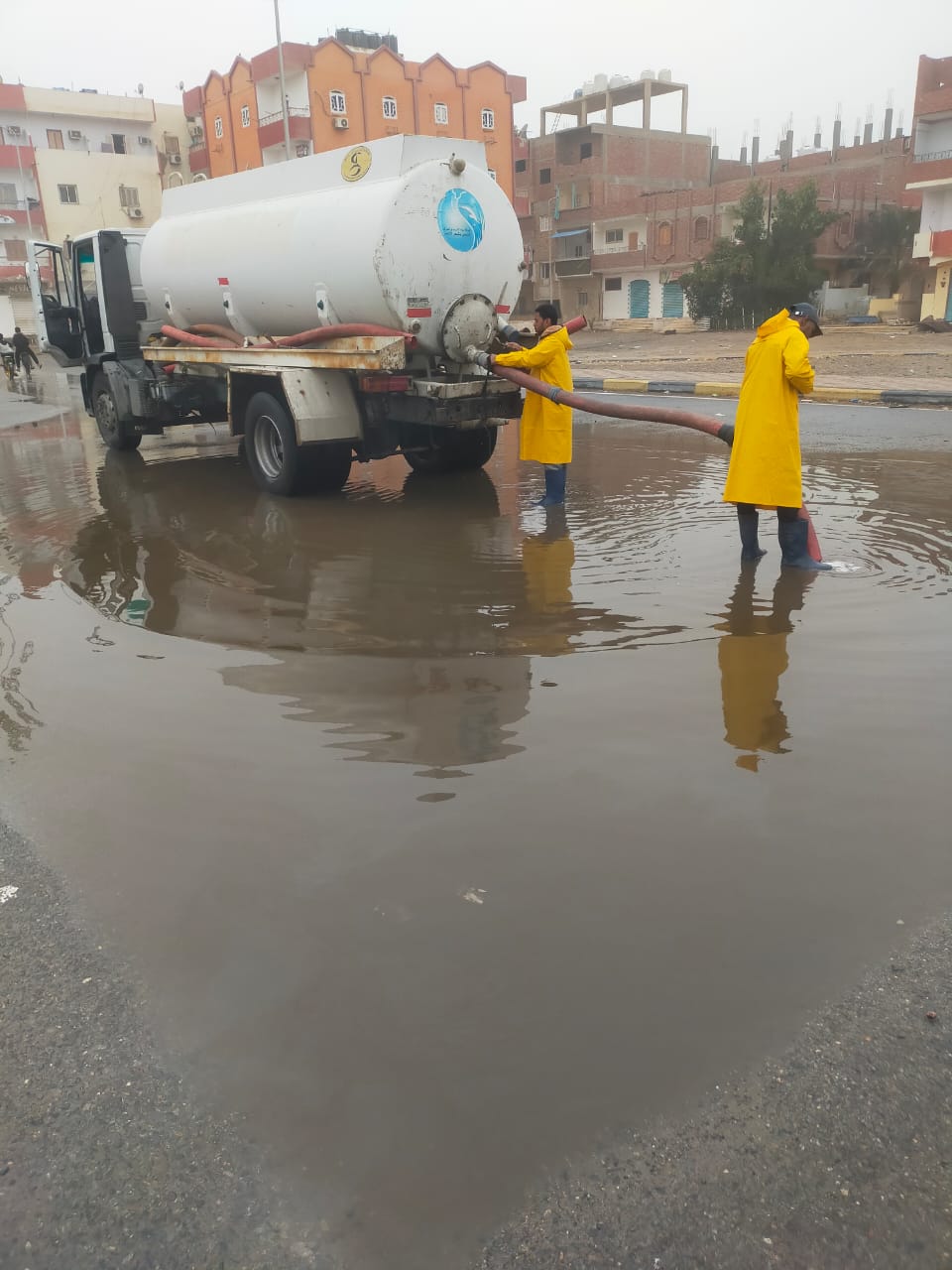 سحب مياه الأمطار بالقصير 