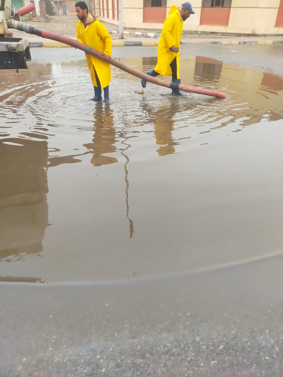 سحب مياه الأمطار بالقصير 