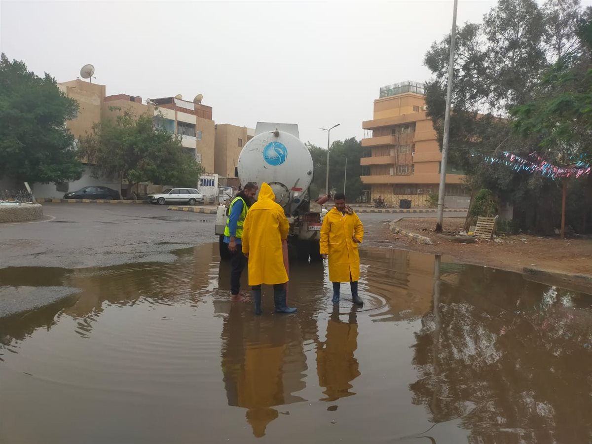 سحب مياه الأمطار بالقصير 