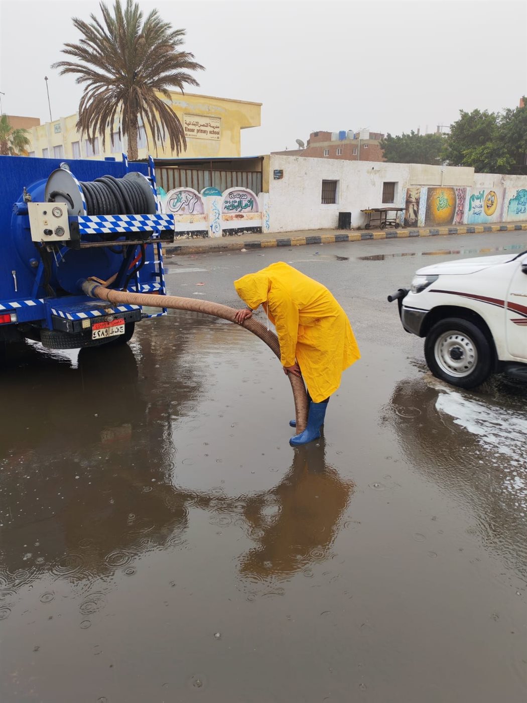 سحب مياه الأمطار بالقصير 