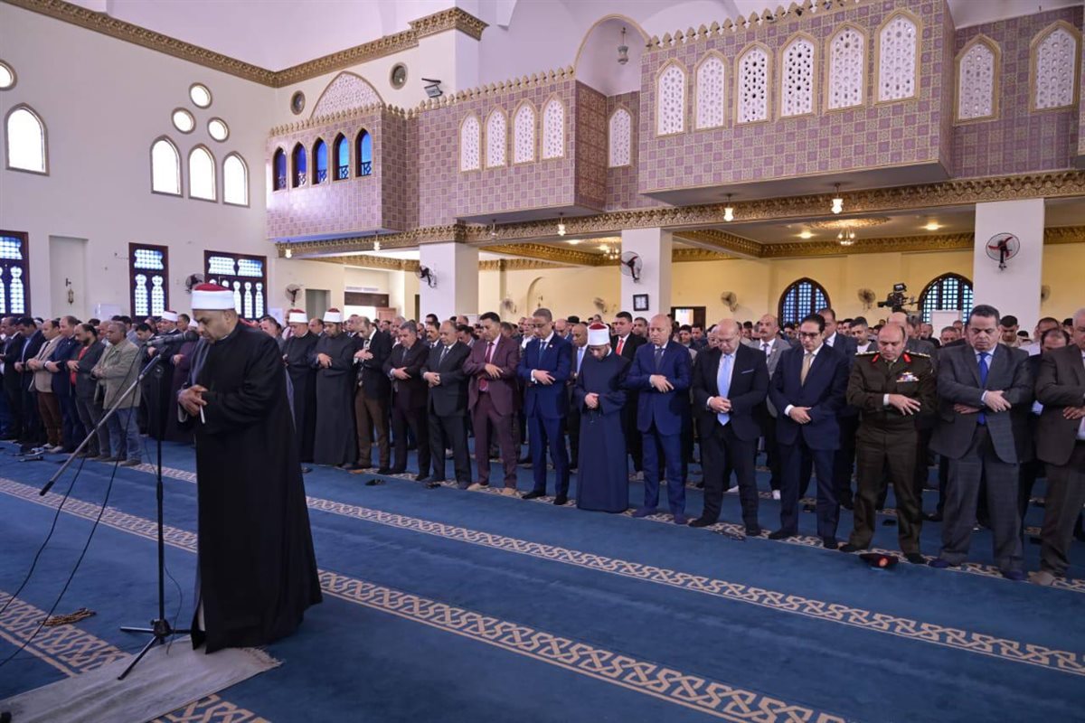 رئيس جامعة القاهرة&nbsp;يؤدي صلاة الجمعة بمسجد السيدة خديجة