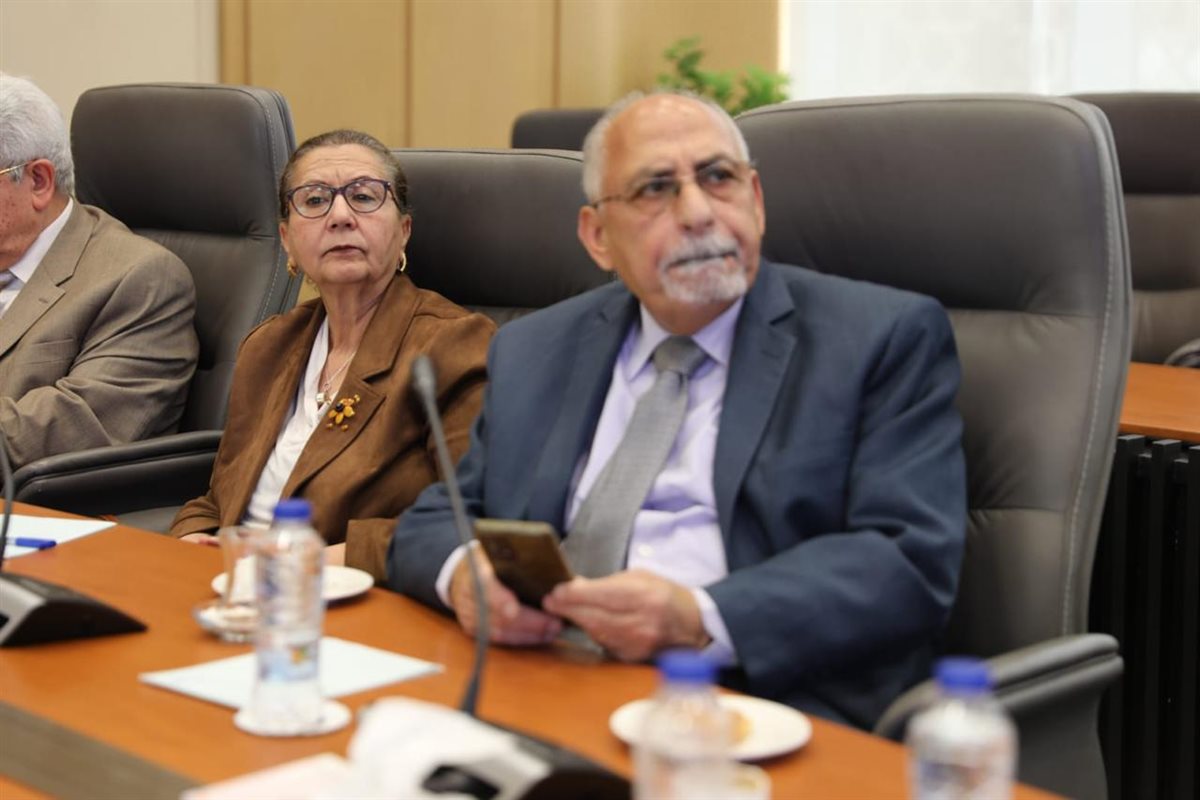 &nbsp;حوار مفتوح مع عدد من المفكرين وخبراء الاقتصاد