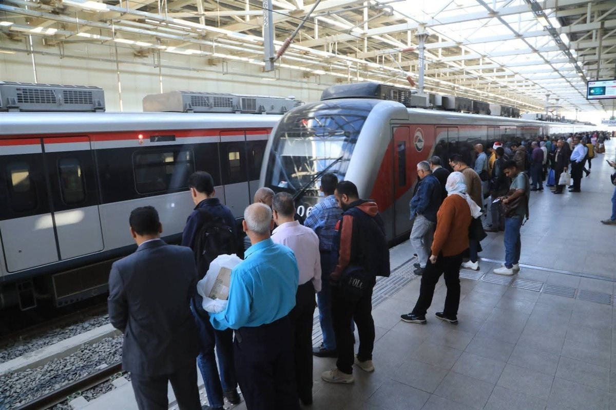 إقبال كثيف من المواطنين على استقلال القطار الكهربائي الخفيف LRT