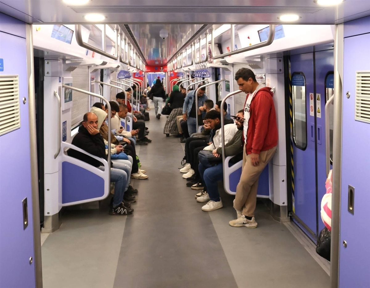 إقبال كثيف من المواطنين على استقلال القطار الكهربائي الخفيف LRT