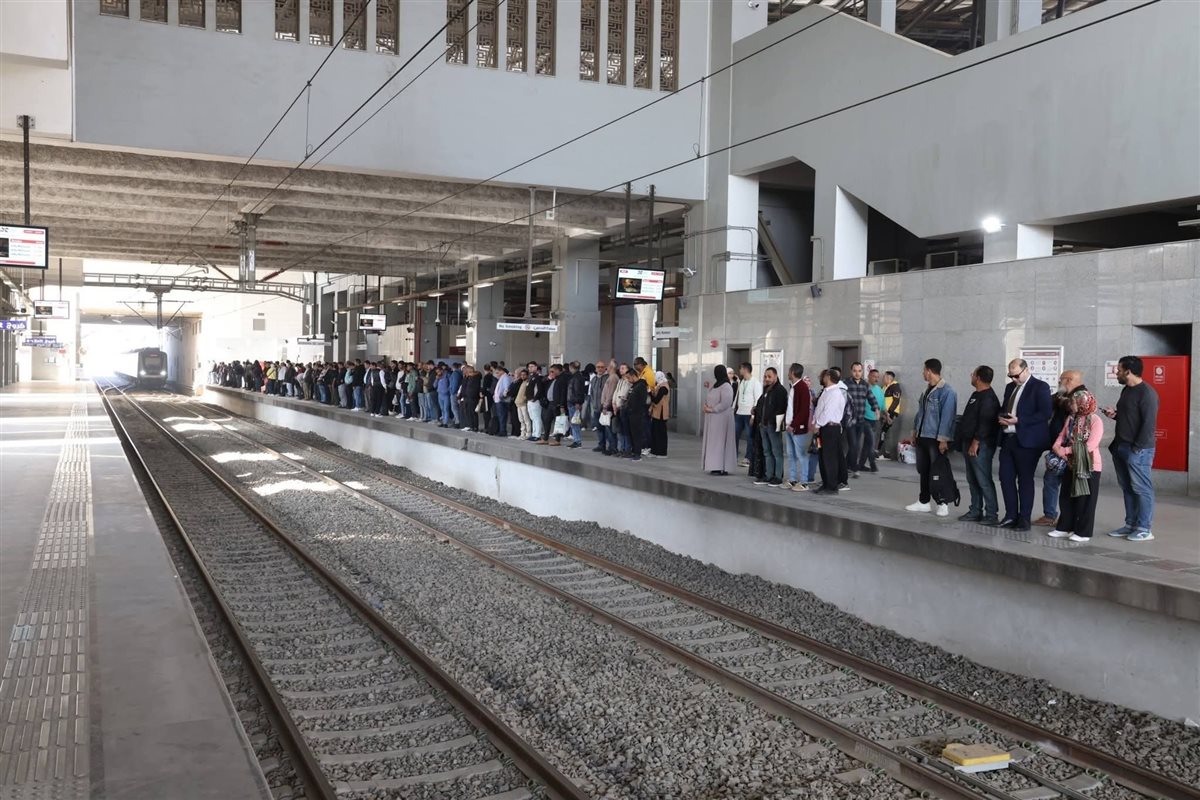 إقبال كثيف من المواطنين على استقلال القطار الكهربائي الخفيف LRT