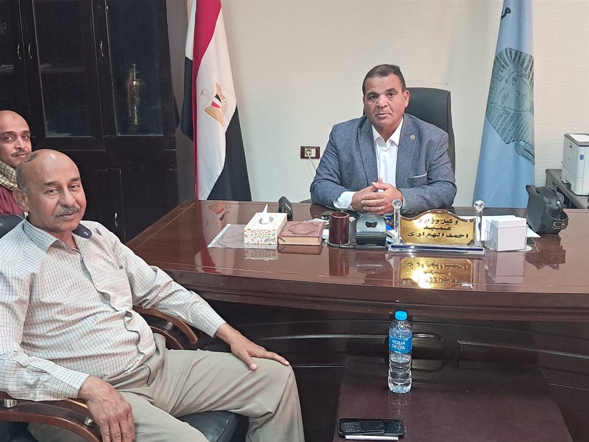 اجتماع رئيس مدينة إسنا&nbsp;