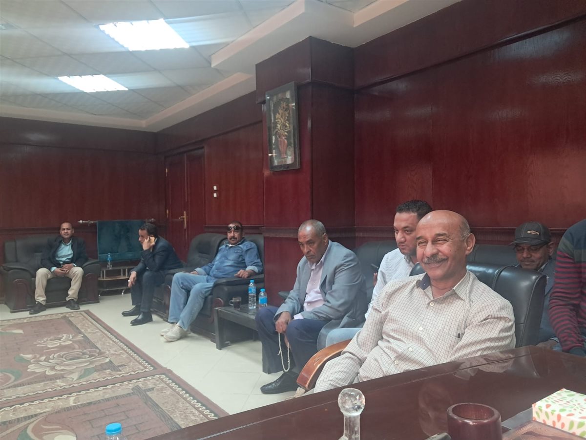 اجتماع رئيس مدينة إسنا&nbsp;