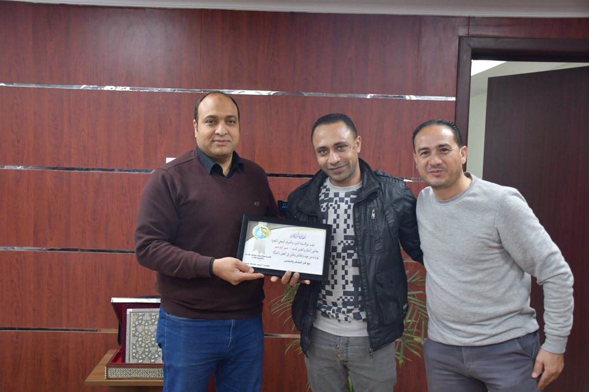 رئيس مياه الشرب بالجيزة يكرم سائقا أصيب أثناء التعامل مع مياه الأمطار