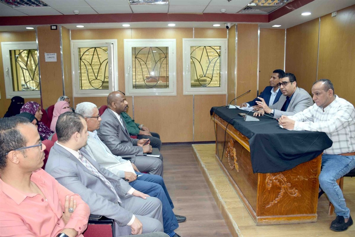 نائب محافظ الأقصر يفحص شكاوى المواطنين&nbsp;