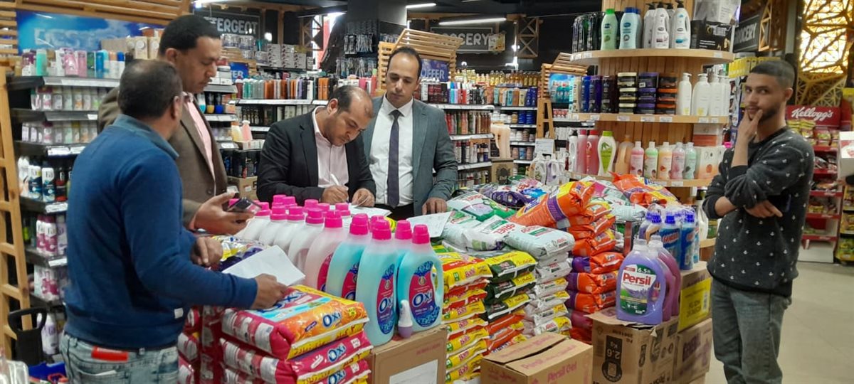 حماية المستهلك: ضبط منتجات غذائية منتهية الصلاحية بإحدى السلاسل التجارية بالقاهرة الجديدة