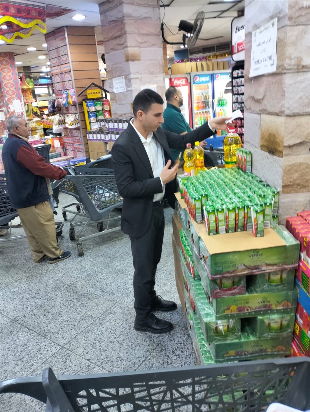 حماية المستهلك: ضبط منتجات غذائية منتهية الصلاحية بإحدى السلاسل التجارية بالقاهرة الجديدة