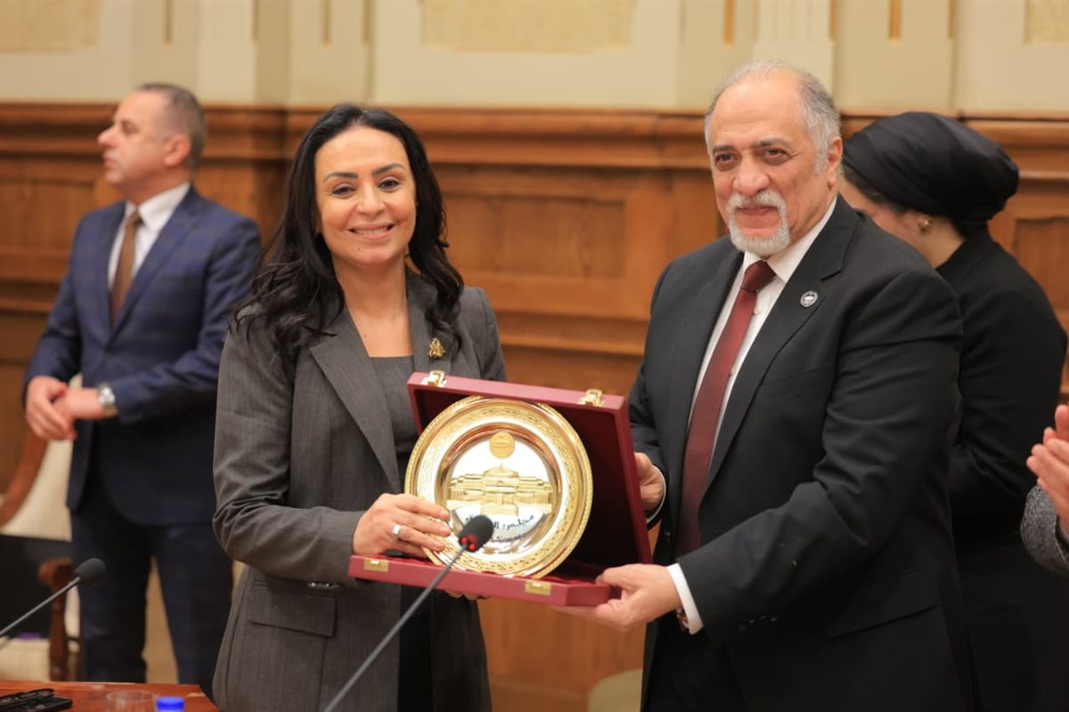 &nbsp;وزيرة التضامن الاجتماعي تهدي &nbsp;درع الهلال الأحمر المصري للدكتور الهادي القصبي رئيس لجنة حقوق الإنسان&nbsp;