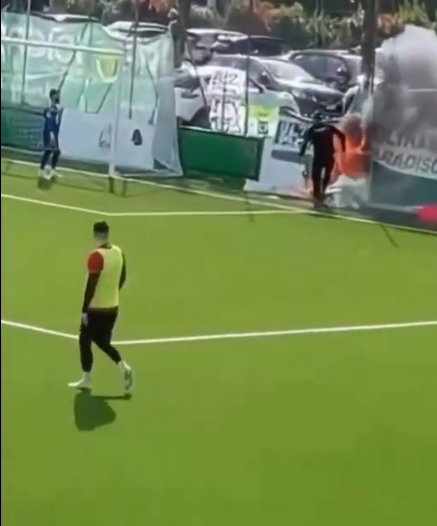 لاعب يتحول إلى رجل إطفاء