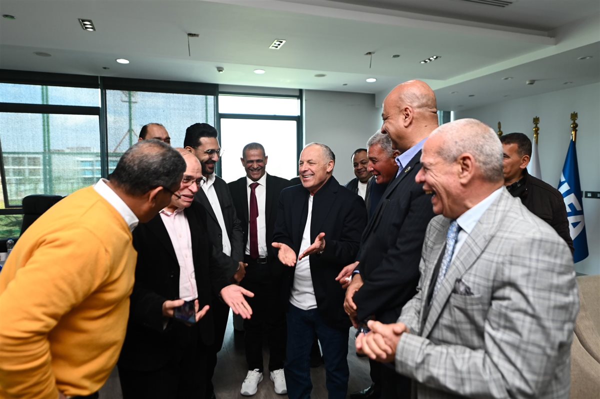 <strong>هاني أبو ريدة يستقبل مجموعة من أندية الجمعية العمومية باتحاد الكرة</strong>
