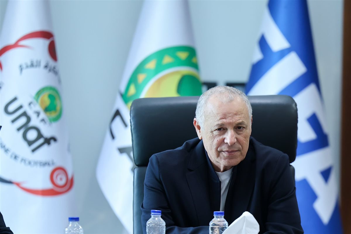 <strong>هاني أبو ريدة يستقبل مجموعة من أندية الجمعية العمومية باتحاد الكرة</strong>