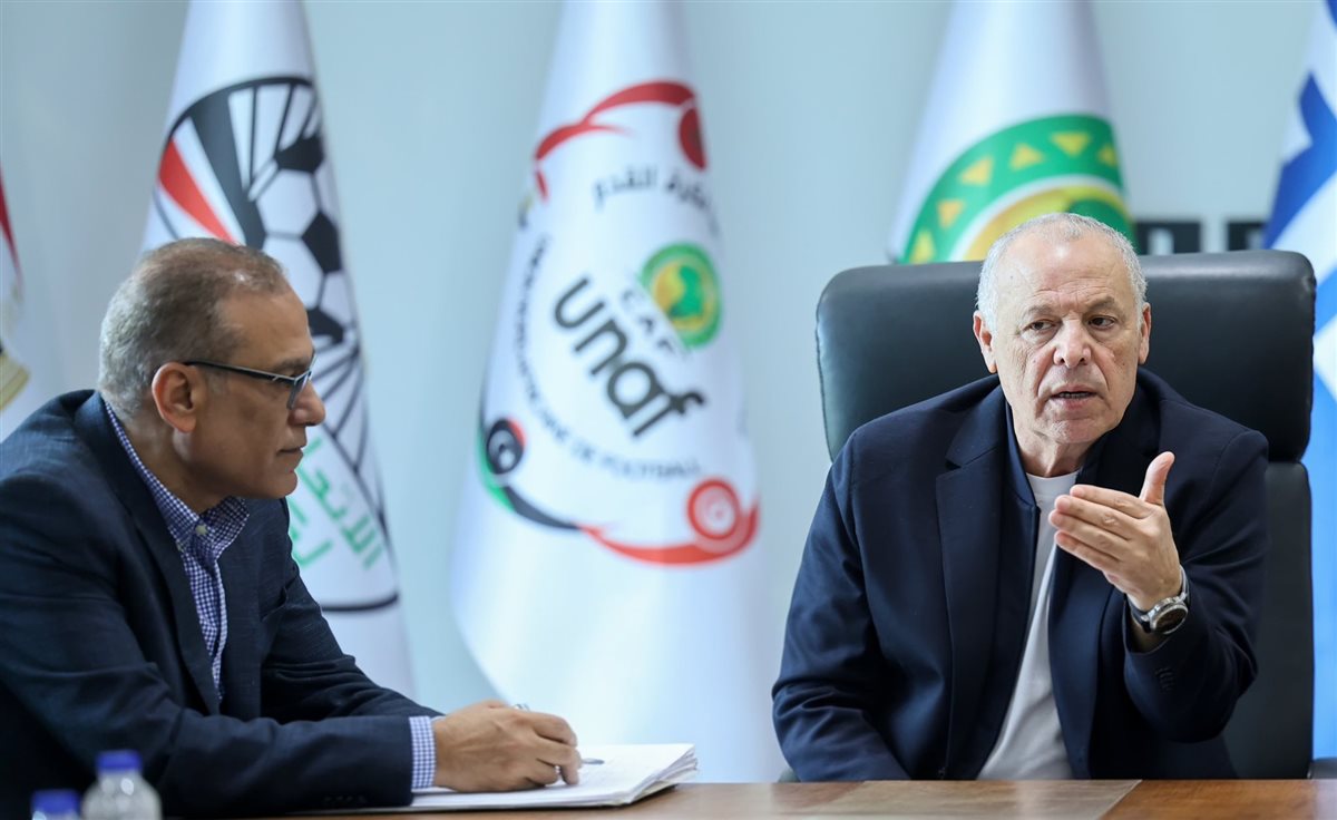 <strong>هاني أبو ريدة يستقبل مجموعة من أندية الجمعية العمومية باتحاد الكرة</strong>