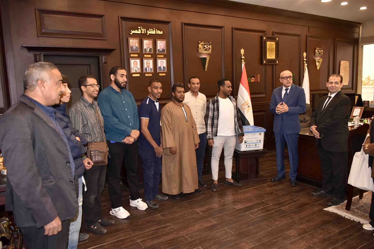 محافظ الأقصر ودعم المشروعات الصغيرة للشباب