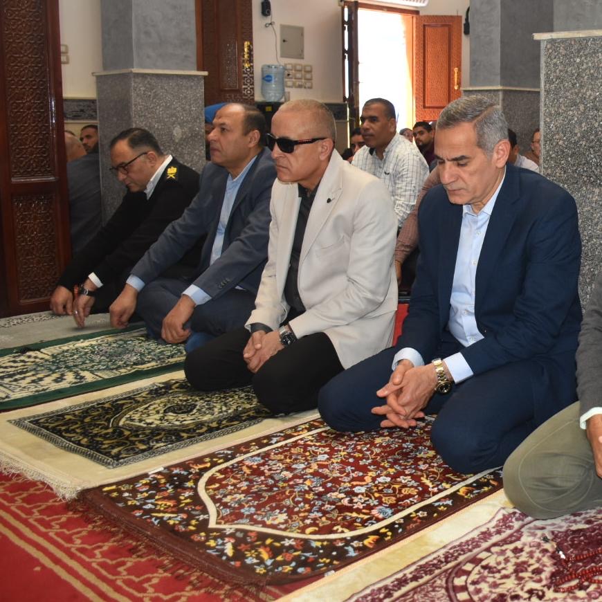 محافظ الأقصر يؤدي صلاة الجمعة بشركةً المياه&nbsp;